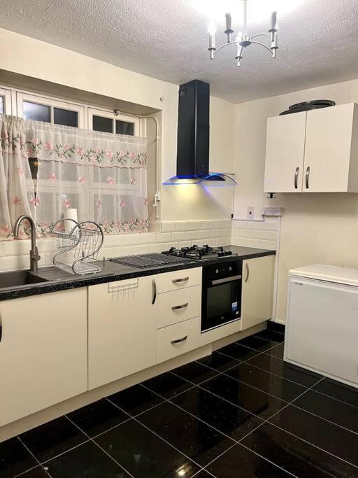 2 Bedroom Flat In Vauxhall, لندن المظهر الخارجي الصورة